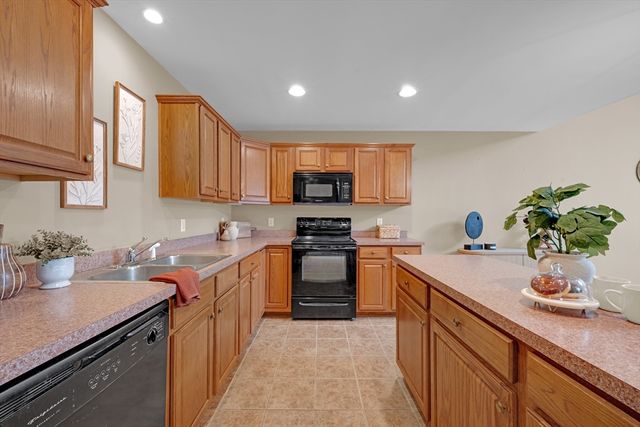 156 Hillside Village Dr 156, West Boylston, MA 01583