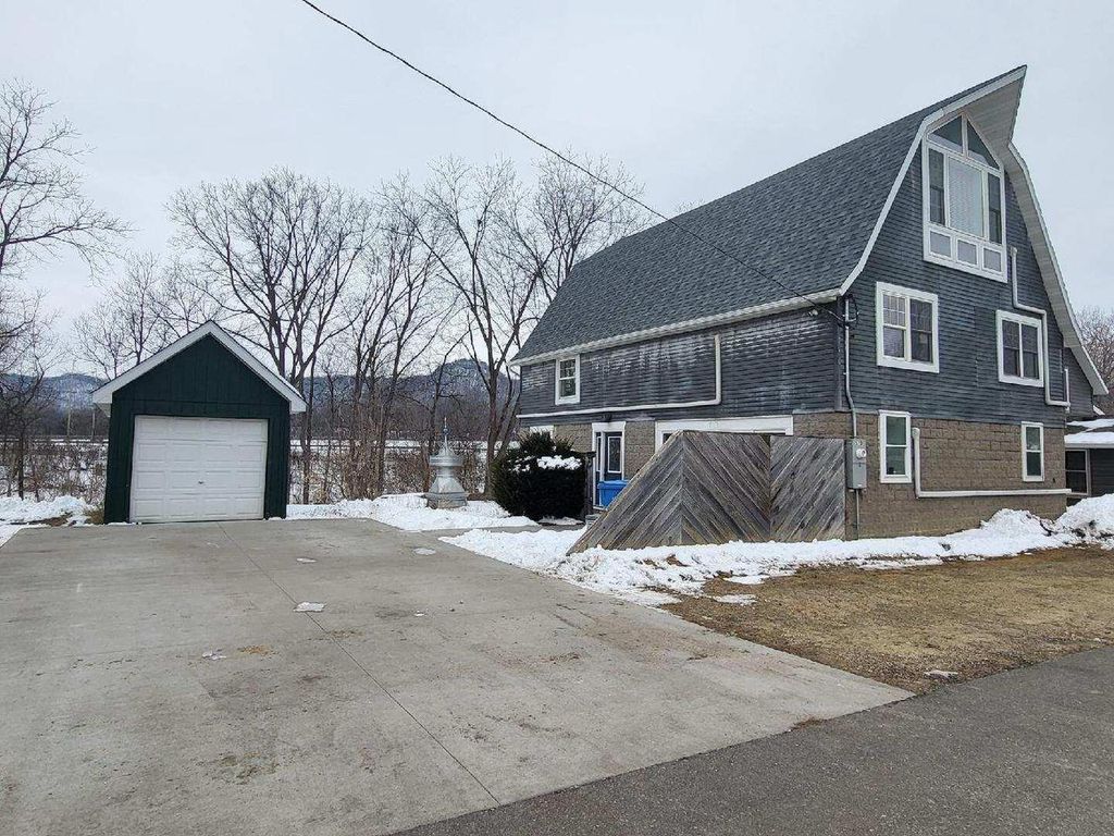 570 Main STREET, Dakota, MN 55925