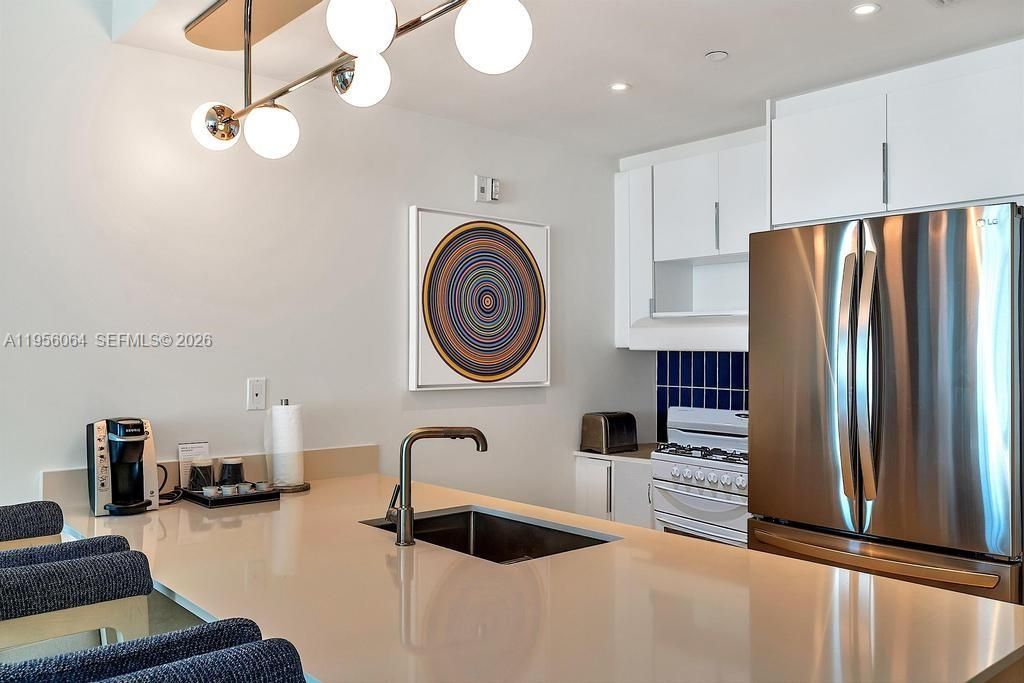 Image 12 of property listing at 4401 Collins Ave 1712, Miami Beach, FL 33140