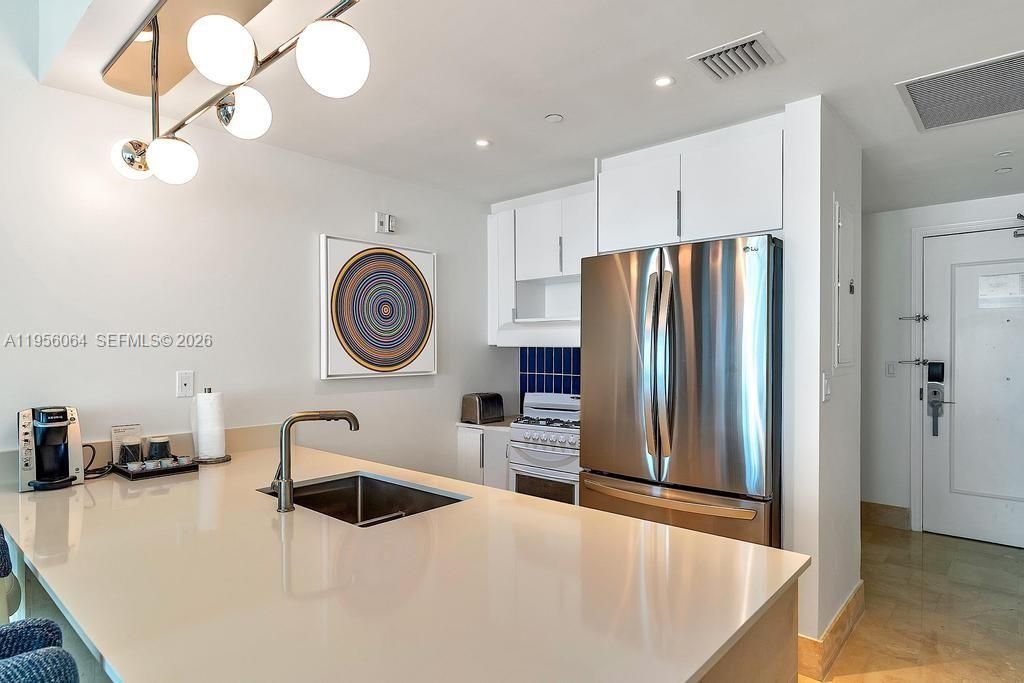 Image 8 of property listing at 4401 Collins Ave 1712, Miami Beach, FL 33140