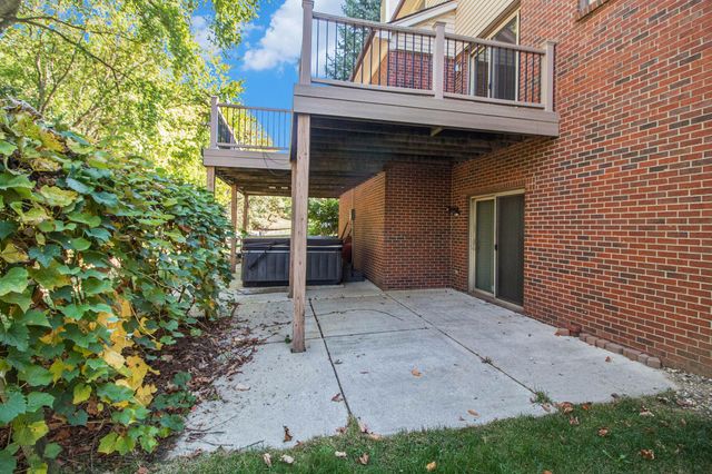 312 Dorchester Way, Milford Vlg, MI 48381