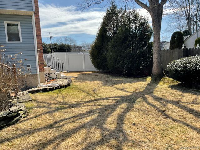 7 Tipton Drive W, Shirley, NY 11967