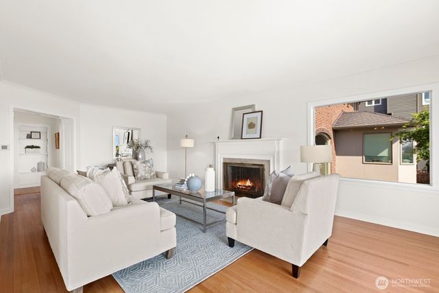 2527 Westmont Way W, Seattle, WA 98199
