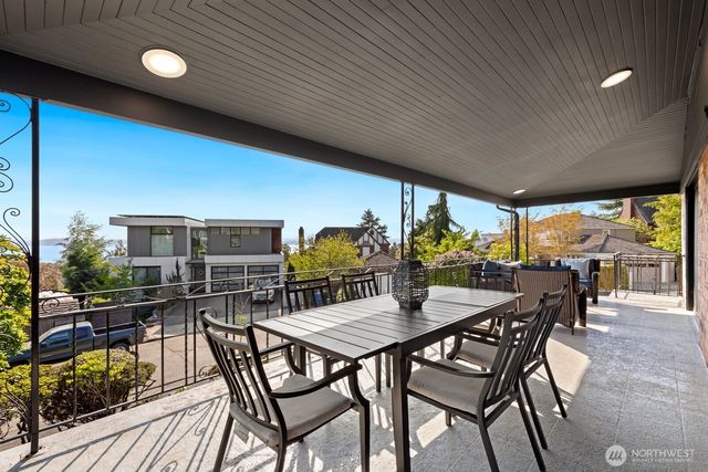 2527 Westmont Way W, Seattle, WA 98199