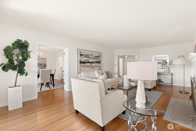 2527 Westmont Way W, Seattle, WA 98199