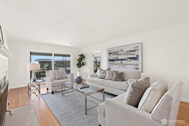 2527 Westmont Way W, Seattle, WA 98199