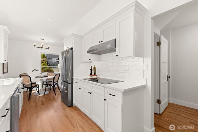 2527 Westmont Way W, Seattle, WA 98199