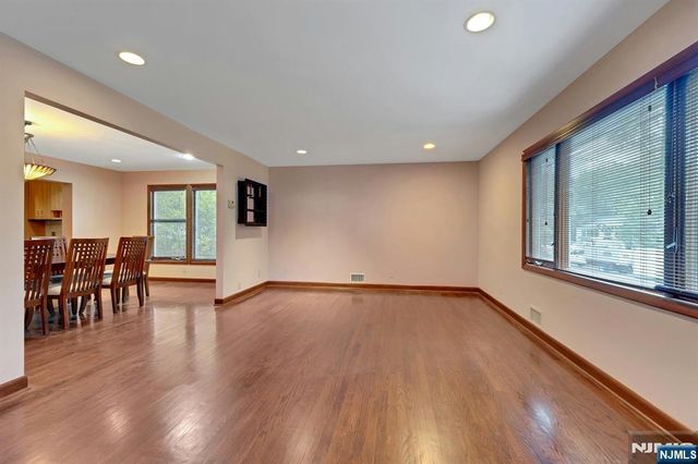 8 Marlo Road, Livingston, NJ 07039