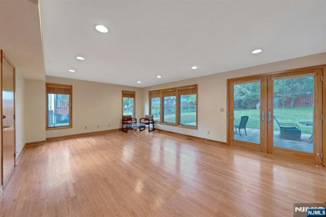 8 Marlo Road, Livingston, NJ 07039