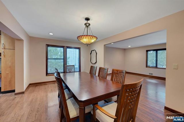 8 Marlo Road, Livingston, NJ 07039