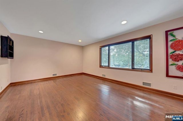 8 Marlo Road, Livingston, NJ 07039
