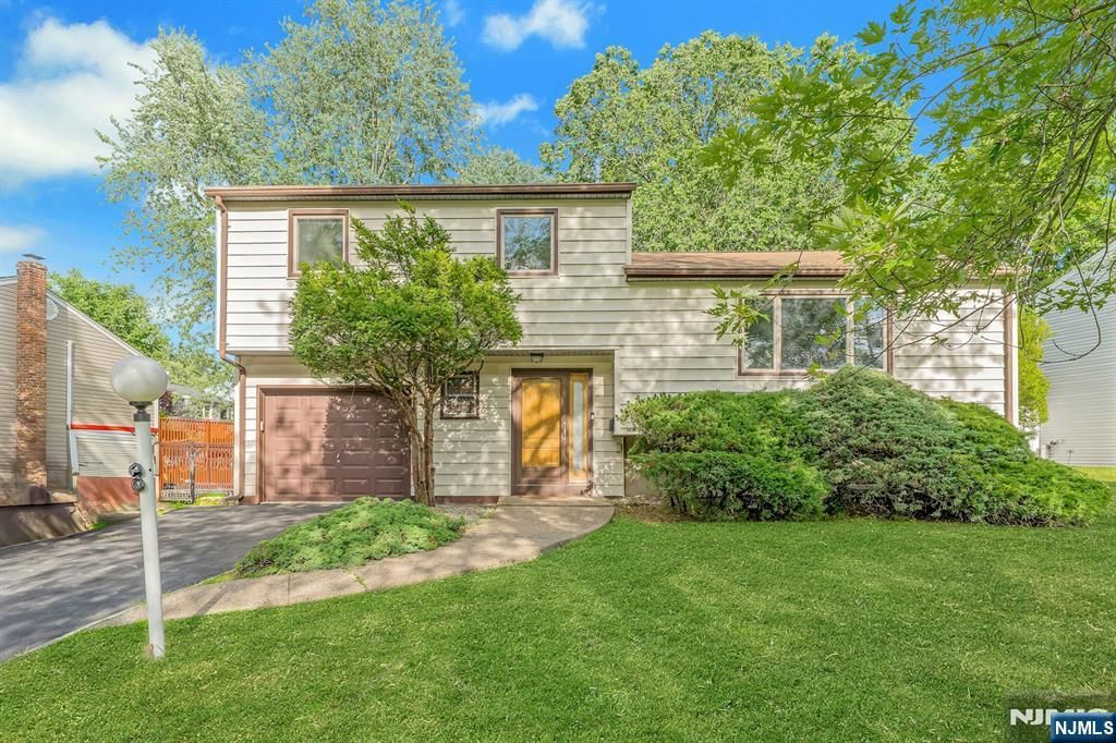 8 Marlo Road, Livingston, NJ 07039