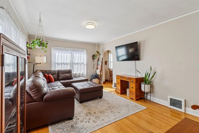 904 E 35th Street, Des Moines, IA 50317