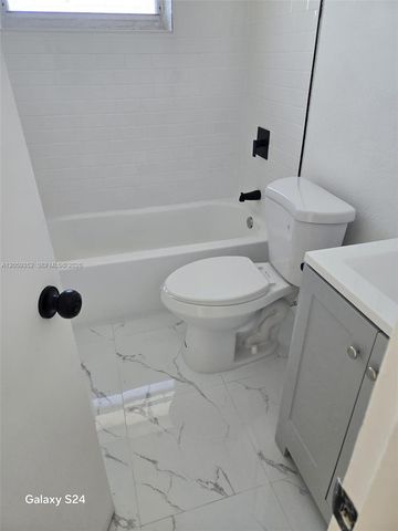 1000 W 28 St 17, Hialeah, FL 33010