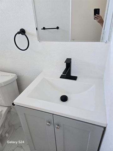 1000 W 28 St 17, Hialeah, FL 33010