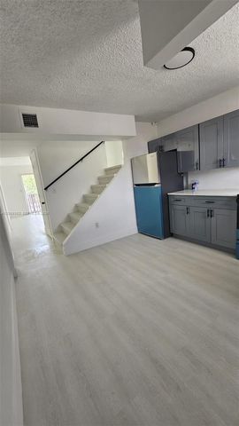 1000 W 28 St 17, Hialeah, FL 33010