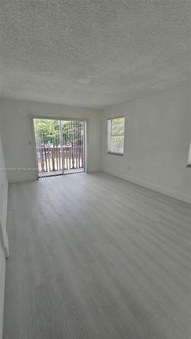 1000 W 28 St 17, Hialeah, FL 33010