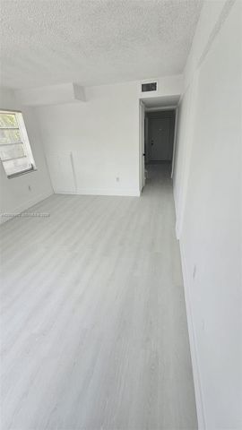 1000 W 28 St 17, Hialeah, FL 33010