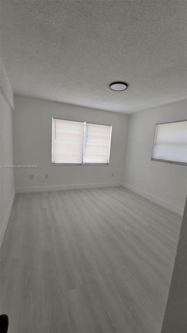 1000 W 28 St 17, Hialeah, FL 33010