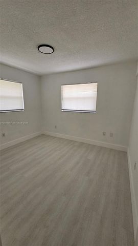 1000 W 28 St 17, Hialeah, FL 33010