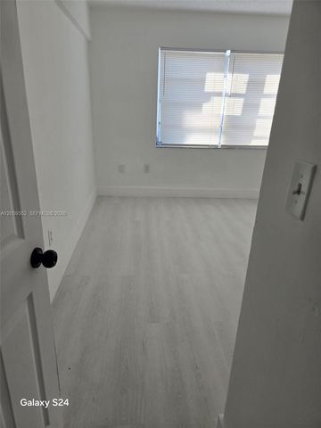 1000 W 28 St 17, Hialeah, FL 33010