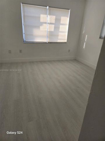1000 W 28 St 17, Hialeah, FL 33010