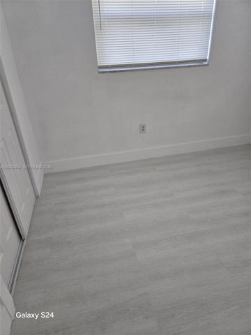 1000 W 28 St 17, Hialeah, FL 33010