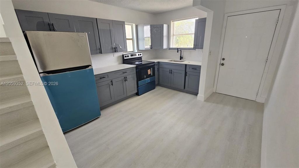 1000 W 28 St 17, Hialeah, FL 33010
