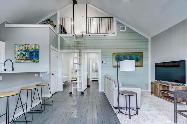 1040 Johnson Road, Gilchrist, TX 77617