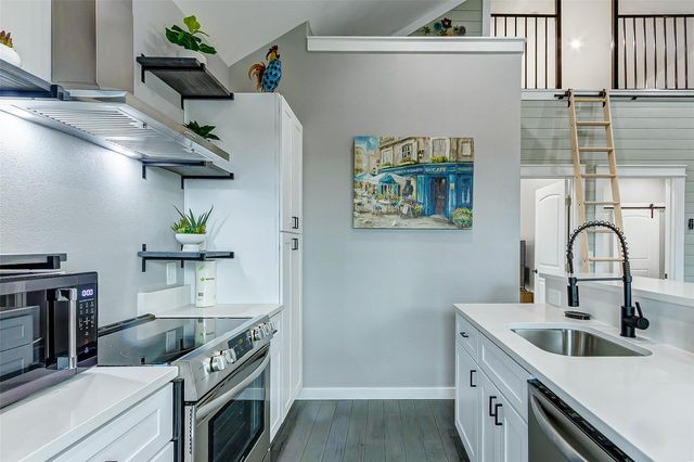 1040 Johnson Road, Gilchrist, TX 77617