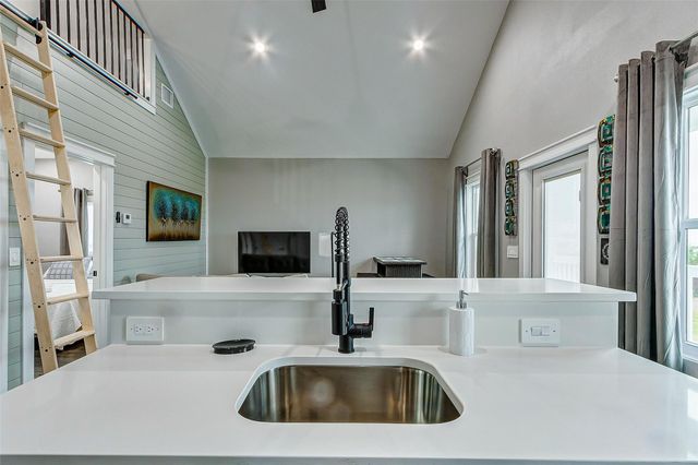 1040 Johnson Road, Gilchrist, TX 77617