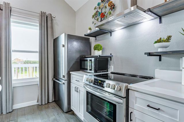 1040 Johnson Road, Gilchrist, TX 77617