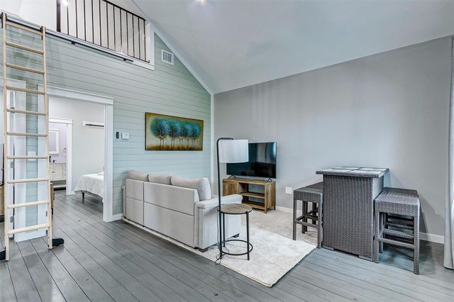 1040 Johnson Road, Gilchrist, TX 77617