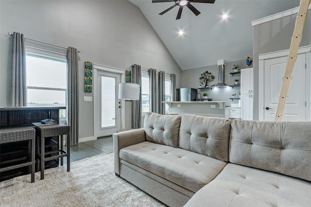 1040 Johnson Road, Gilchrist, TX 77617