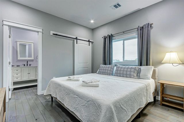 1040 Johnson Road, Gilchrist, TX 77617