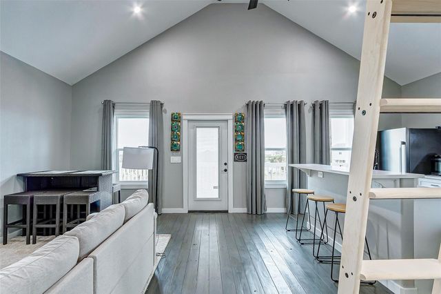 1040 Johnson Road, Gilchrist, TX 77617