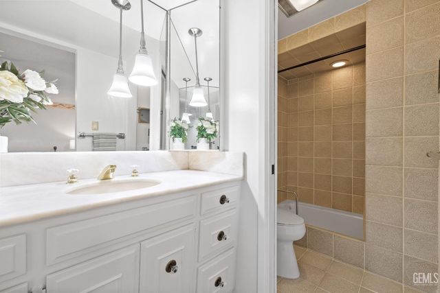 5717 Cypress Point Drive, Bakersfield, CA 93309