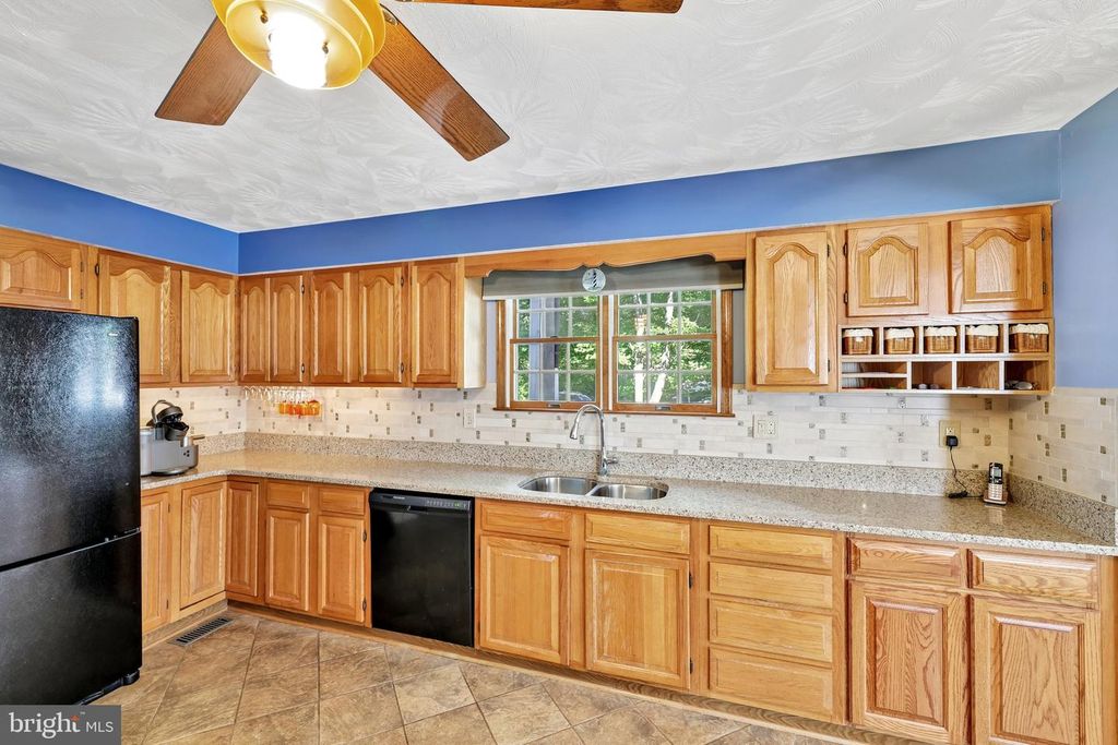 Image 11 of property listing at 1870 CEDAR RD, Pasadena, MD 21122