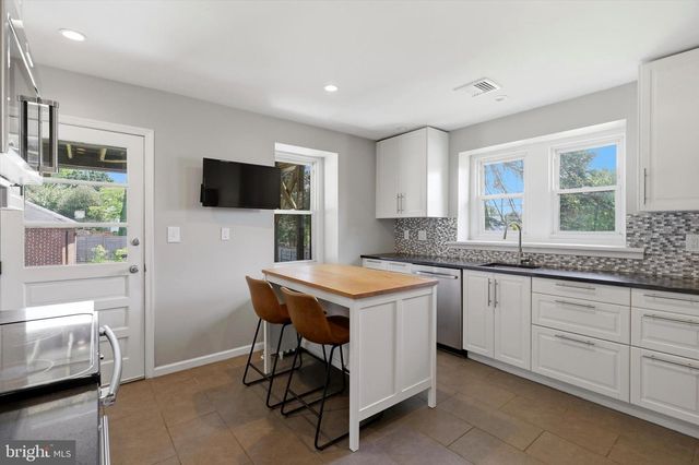 272 E NORTH LN, Conshohocken, PA 19428