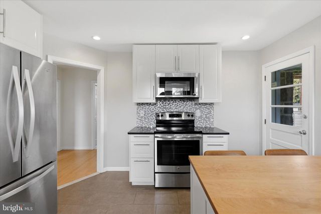 272 E NORTH LN, Conshohocken, PA 19428