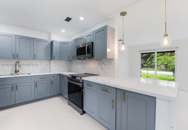 851 NW 146th St, Miami, FL 33168