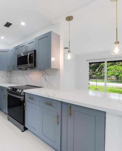 851 NW 146th St, Miami, FL 33168