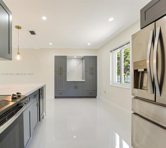 851 NW 146th St, Miami, FL 33168