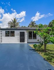 851 NW 146th St, Miami, FL 33168