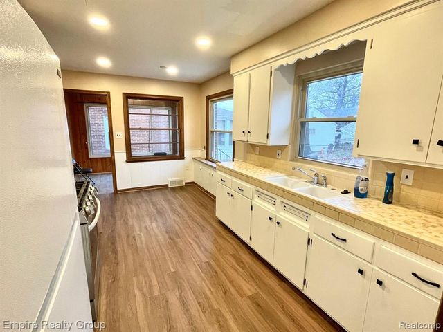 1031 N Vernon Street, Dearborn, MI 48128