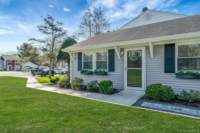 10 Gettysburg Court, Coram, NY 11727