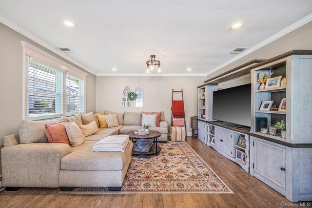 10 Gettysburg Court, Coram, NY 11727