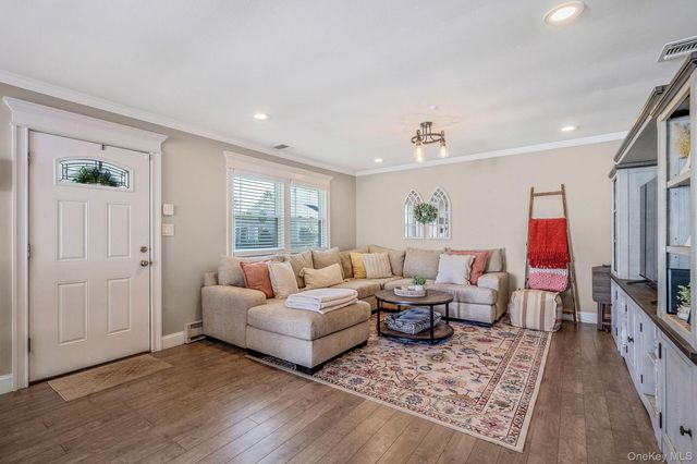 10 Gettysburg Court, Coram, NY 11727