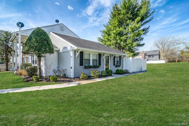 10 Gettysburg Court, Coram, NY 11727