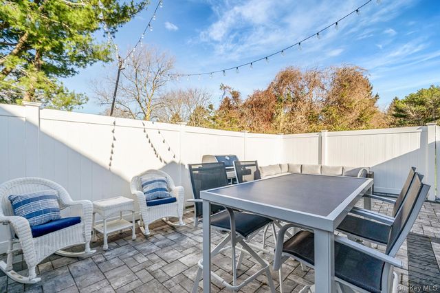 10 Gettysburg Court, Coram, NY 11727